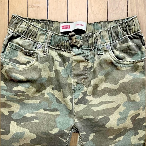 Children’s Levi’s Camo Jogger Pants - Size 12R - Picture 4 of 7